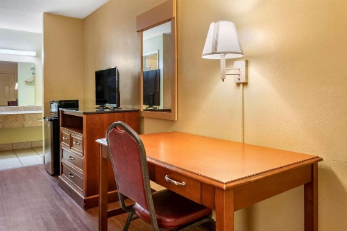 Econo Lodge Inn & Suites Maingate Central image 16