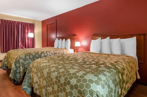 Econo Lodge Inn & Suites Maingate Central image 17
