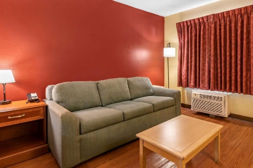 Econo Lodge Inn & Suites Maingate Central image 20