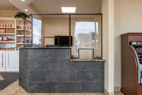 Econo Lodge Inn & Suites Maingate Central image 21