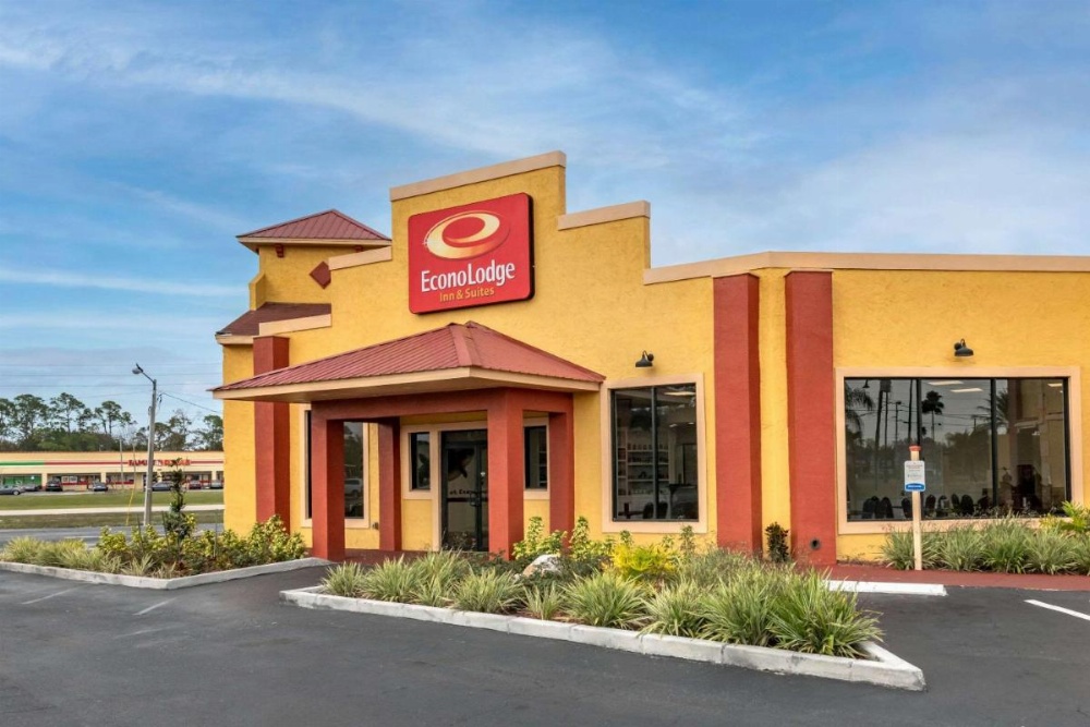 Econo Lodge Inn & Suites Maingate Central Image 24