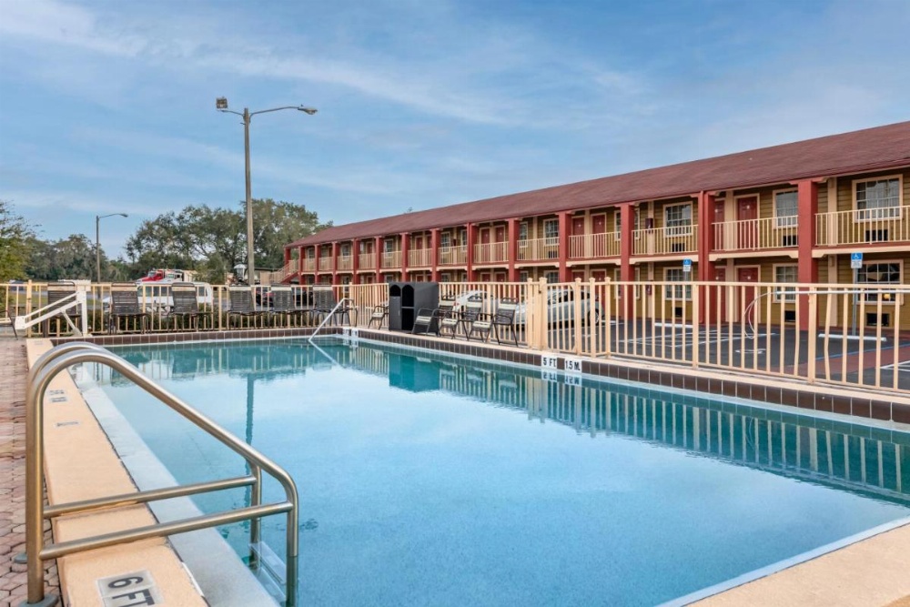 Econo Lodge Inn & Suites Maingate Central Image 25