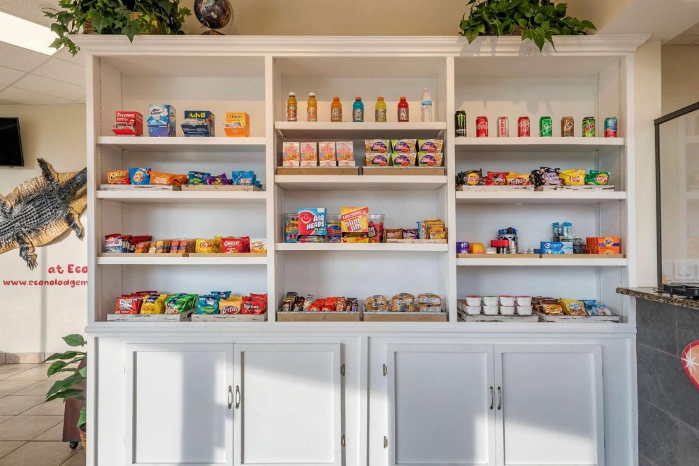 Econo Lodge Inn & Suites Maingate Central Main image