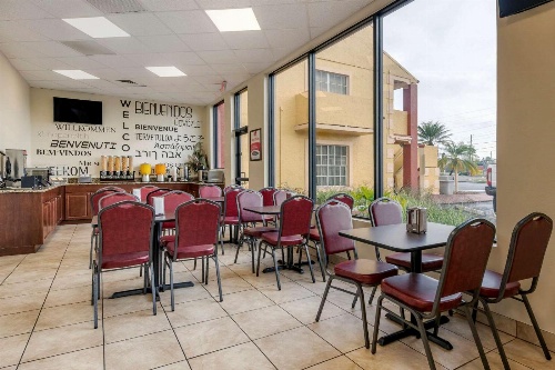 Econo Lodge Inn & Suites Maingate Central image 4