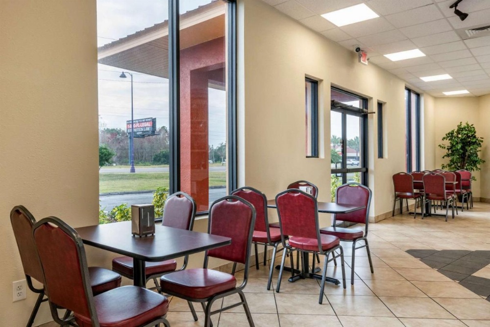 Econo Lodge Inn & Suites Maingate Central Image 6