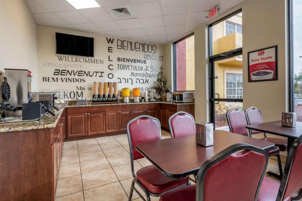 Econo Lodge Inn & Suites Maingate Central Image 7