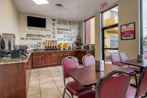 Econo Lodge Inn & Suites Maingate Central image 7