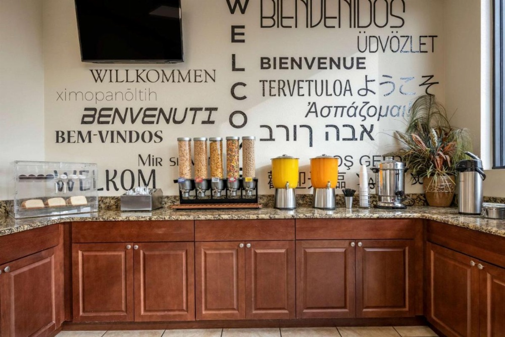 Econo Lodge Inn & Suites Maingate Central